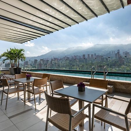 Hotel York Luxury Suites Medellin By Preferred מראה חיצוני תמונה The rooftop pool at the hotel