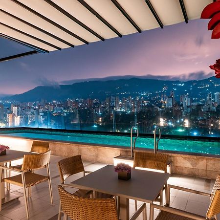 Hotel York Luxury Suites Medellin By Preferred מראה חיצוני תמונה The rooftop pool at the hotel