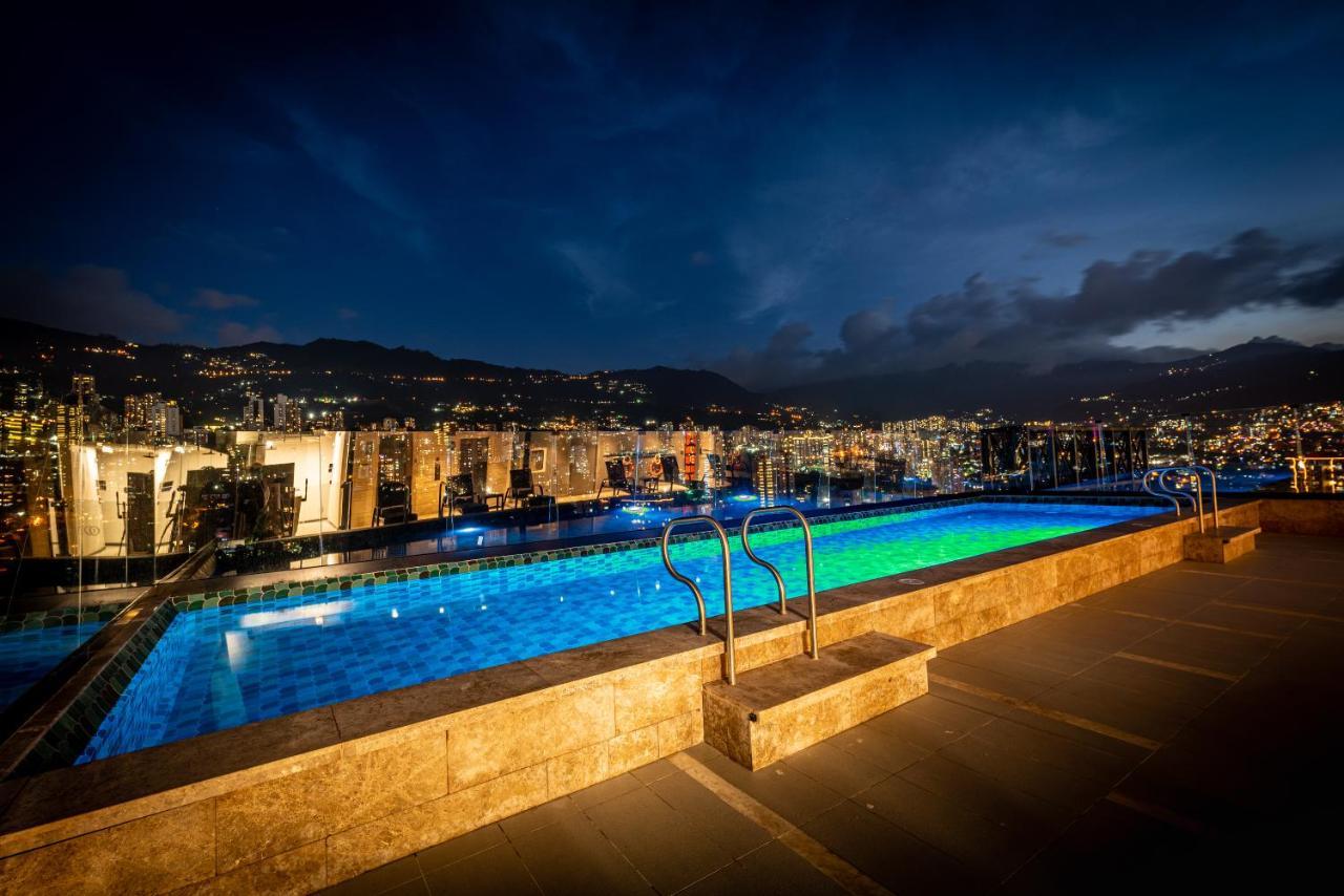 Hotel York Luxury Suites Medellin By Preferred מראה חיצוני תמונה The pool at the hotel