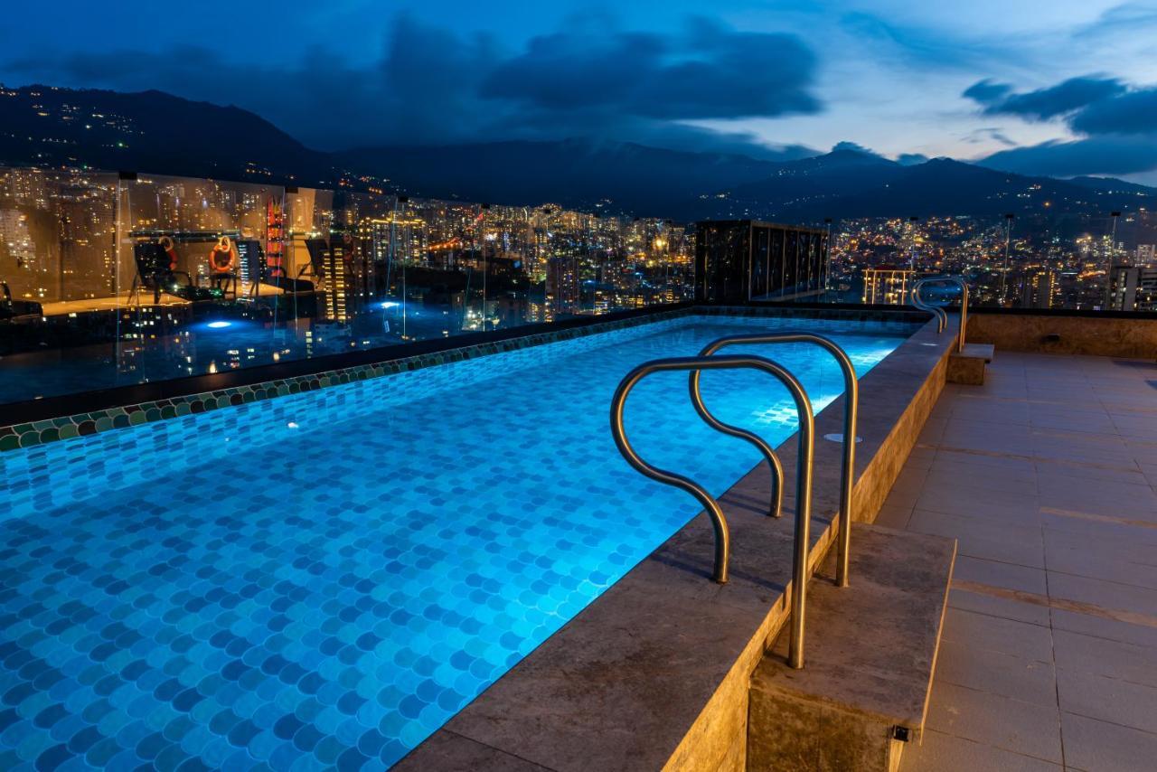 Hotel York Luxury Suites Medellin By Preferred מראה חיצוני תמונה Infinity pool at the top of the hotel