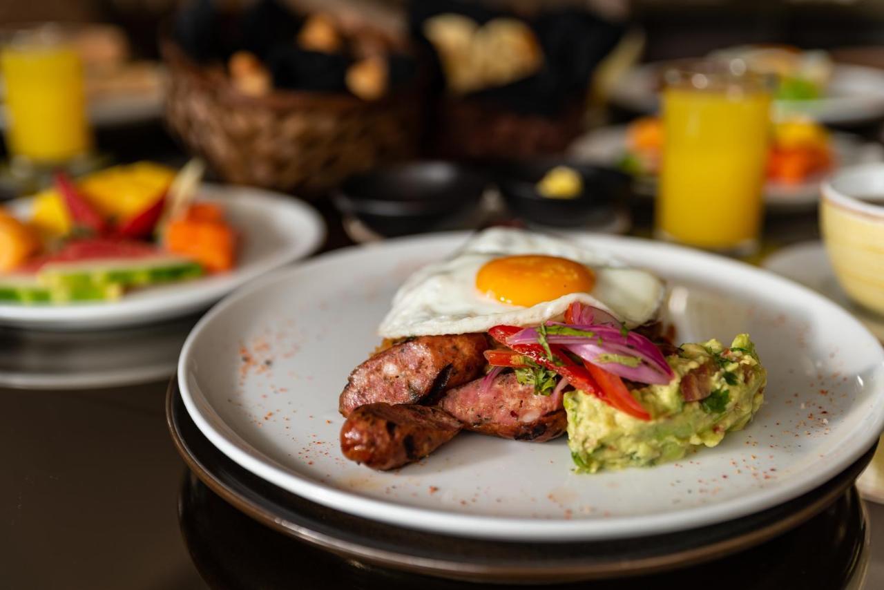 Hotel York Luxury Suites Medellin By Preferred מראה חיצוני תמונה Breakfast at the hotel