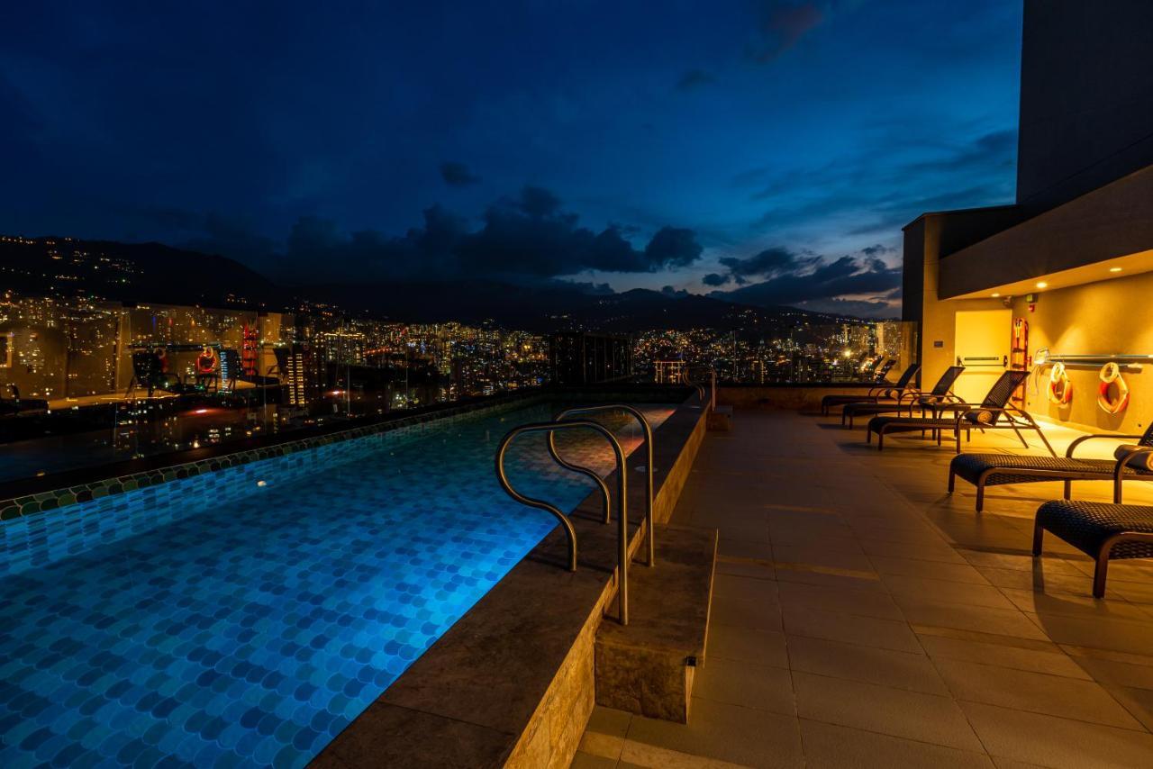 Hotel York Luxury Suites Medellin By Preferred מראה חיצוני תמונה Rooftop pool at the Hotel