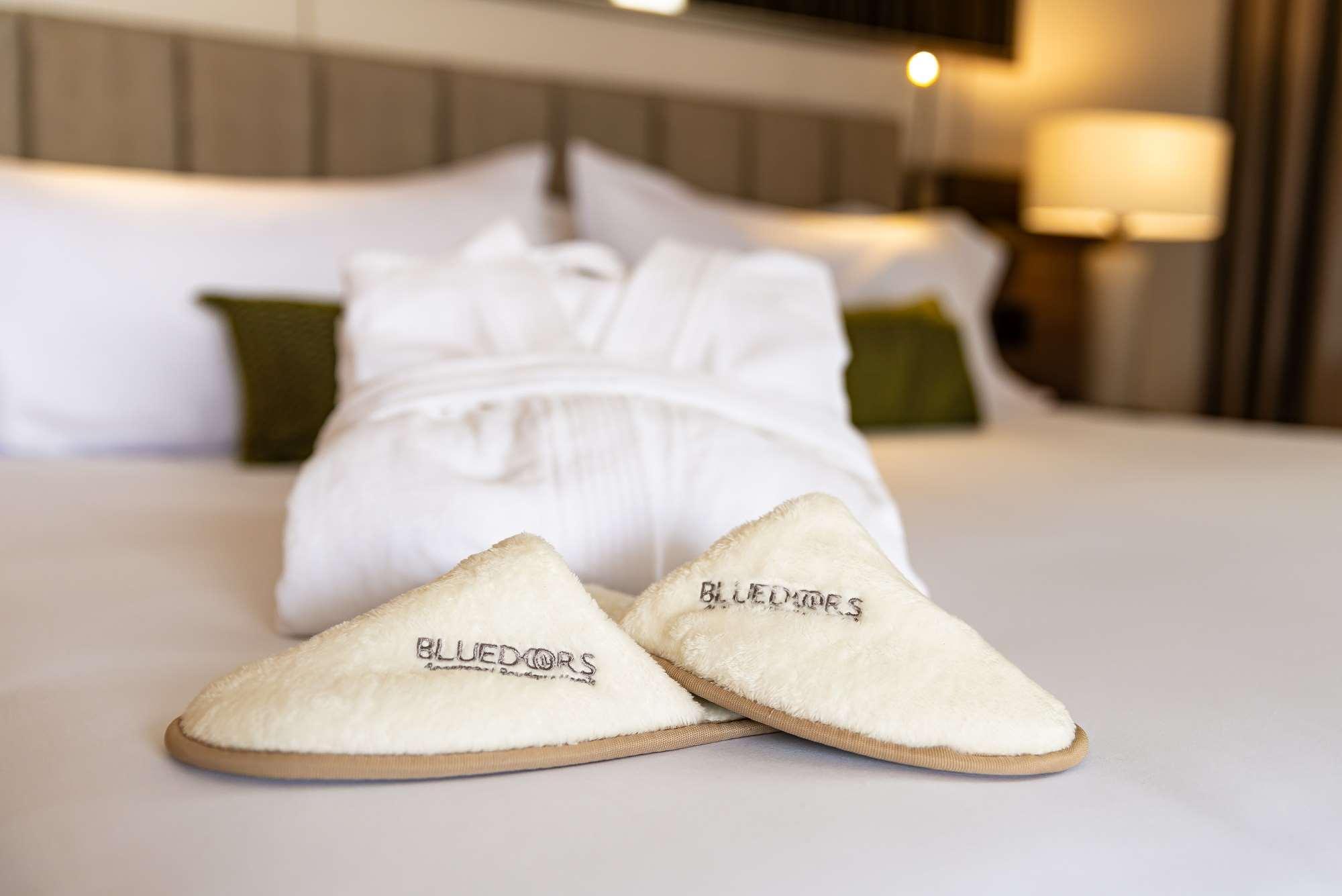 Hotel York Luxury Suites Medellin By Preferred מראה חיצוני תמונה A pair of hotel slippers