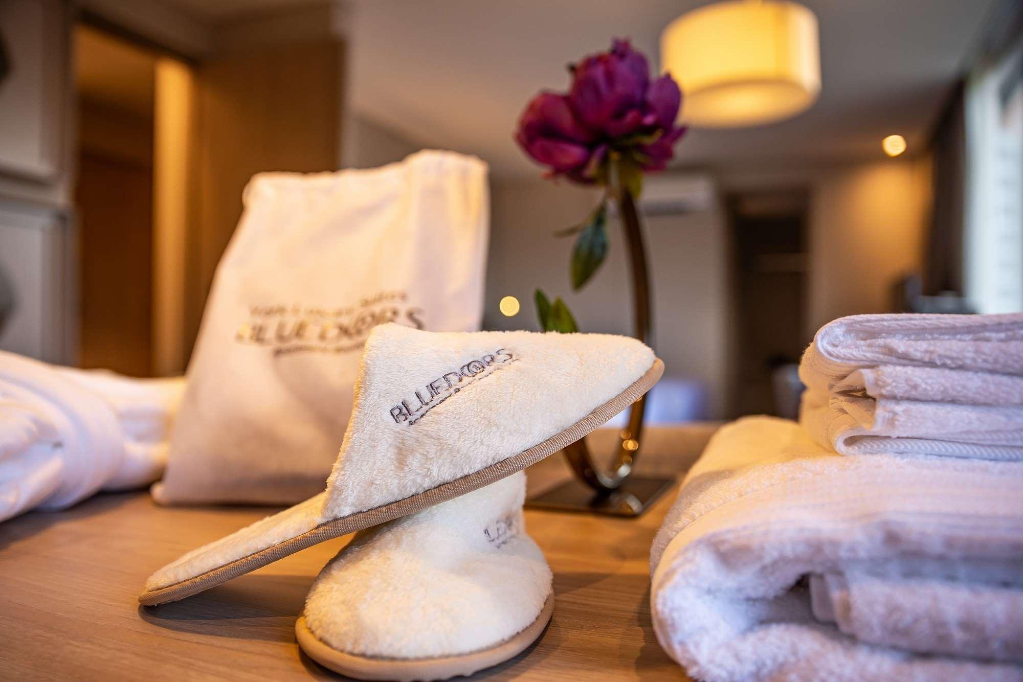 Hotel York Luxury Suites Medellin By Preferred מראה חיצוני תמונה A pair of hotel slippers