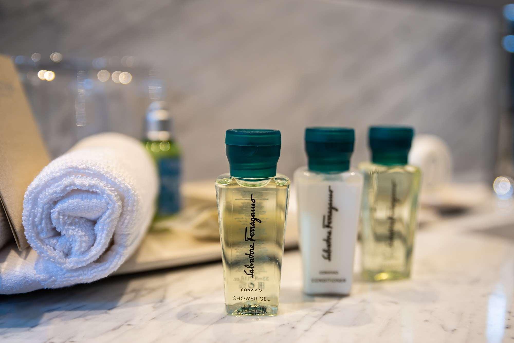 Hotel York Luxury Suites Medellin By Preferred מראה חיצוני תמונה Salvatore Ferragamo amenities