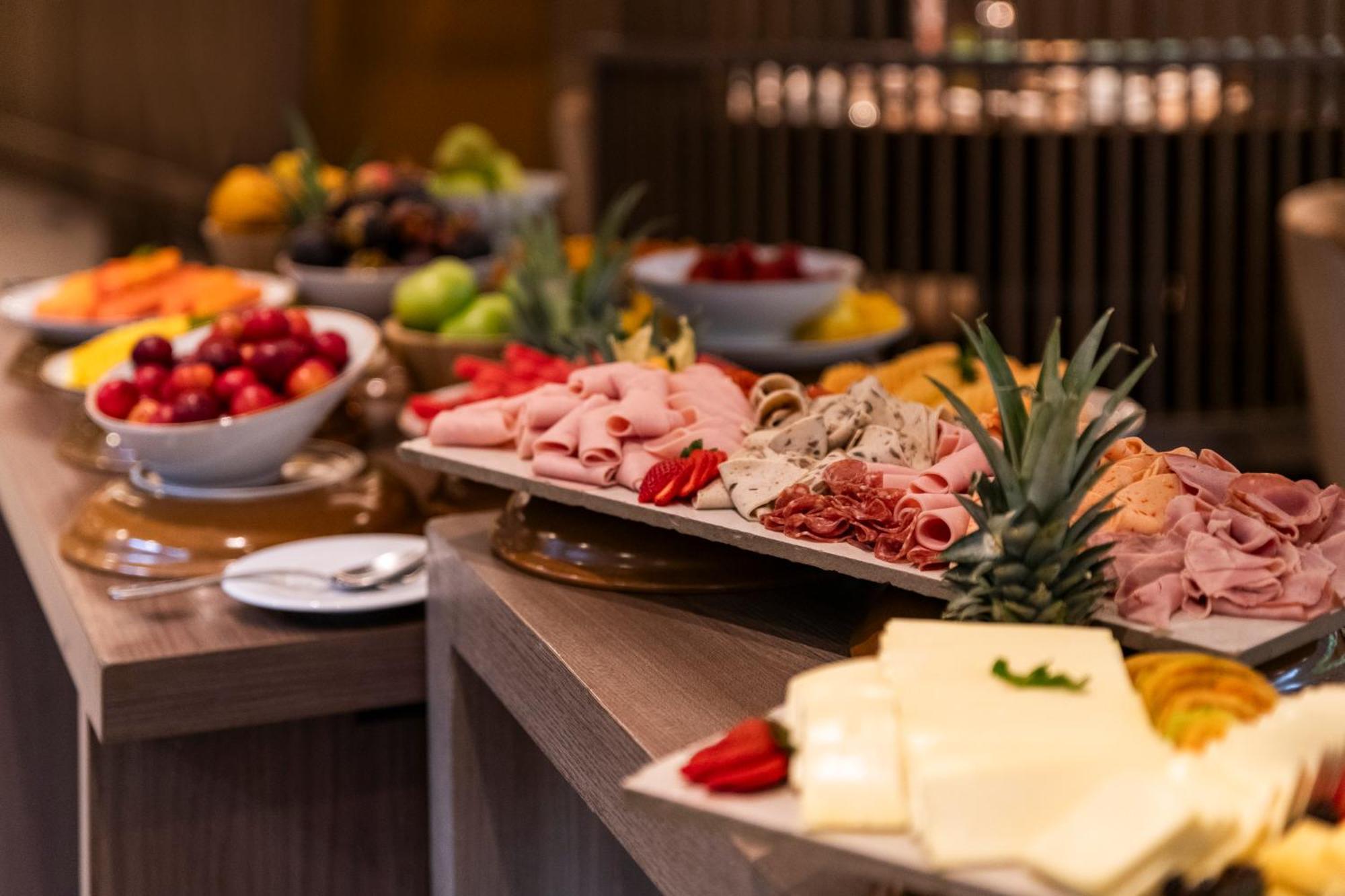 Hotel York Luxury Suites Medellin By Preferred מראה חיצוני תמונה A buffet at a hotel