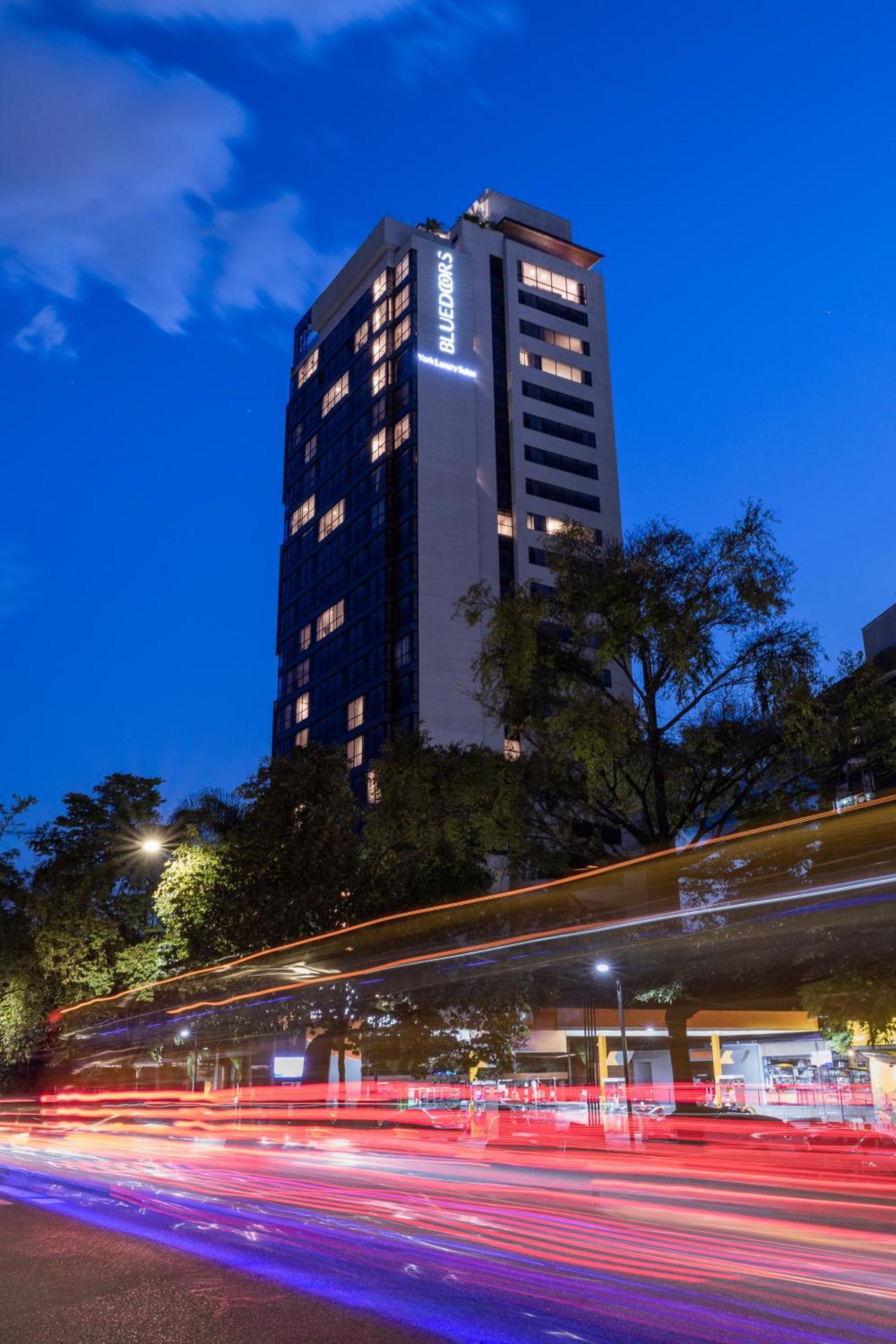 Hotel York Luxury Suites Medellin By Preferred מראה חיצוני תמונה The hotel at night