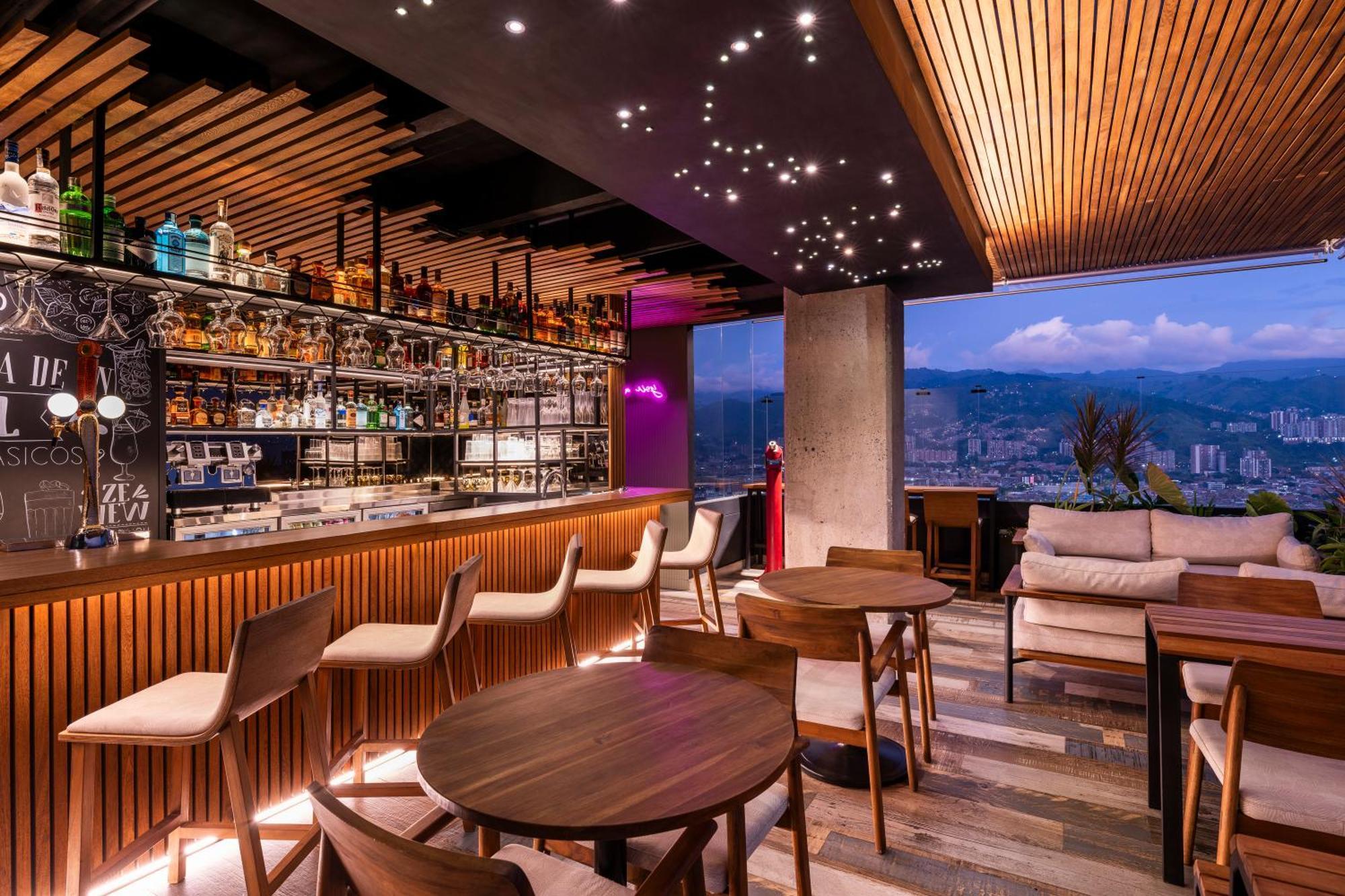 Hotel York Luxury Suites Medellin By Preferred מראה חיצוני תמונה The bar at the 360° Sky Lounge