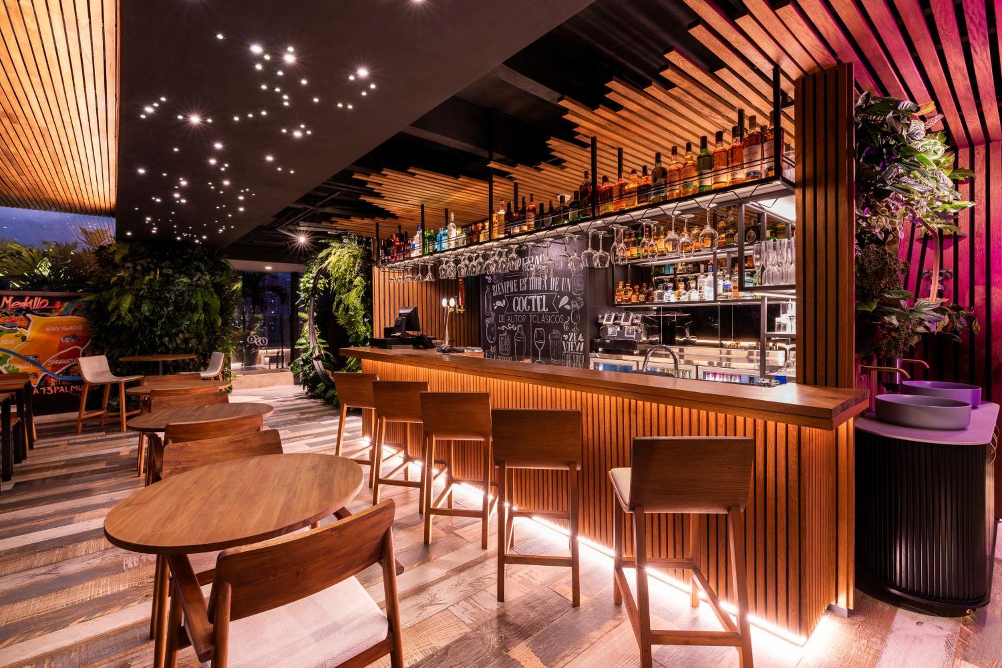 Hotel York Luxury Suites Medellin By Preferred מראה חיצוני תמונה The bar at the 101 Skybar