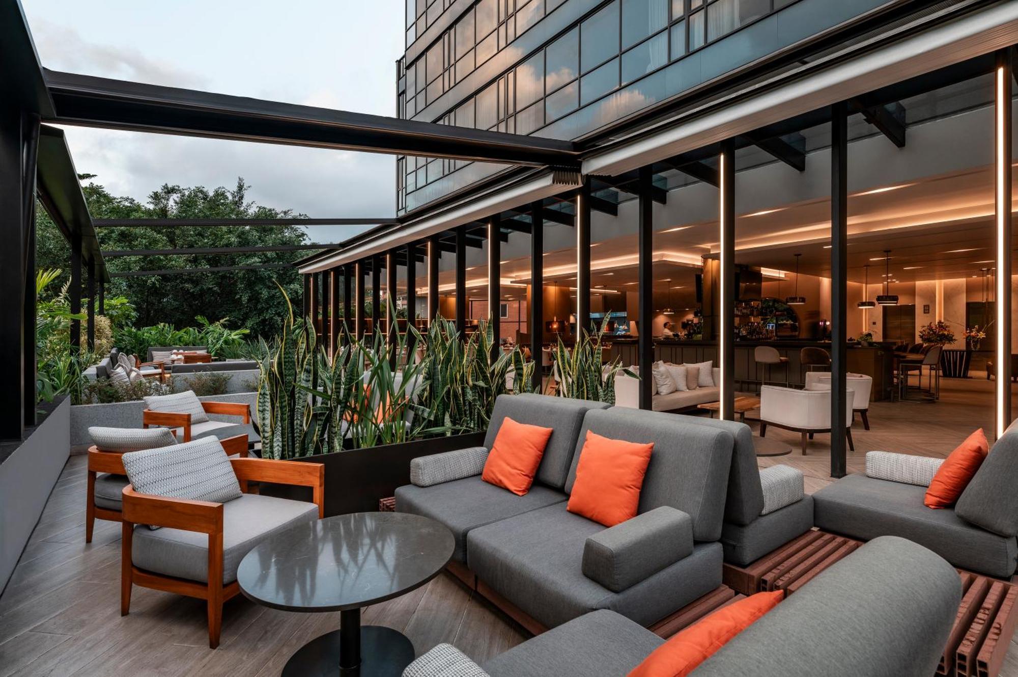 Hotel York Luxury Suites Medellin By Preferred מראה חיצוני תמונה The hotel's rooftop lounge