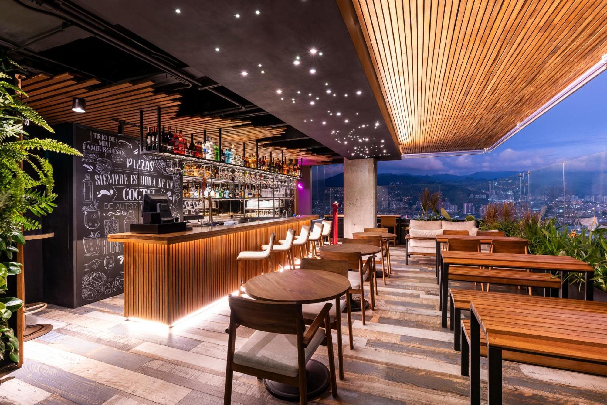 Hotel York Luxury Suites Medellin By Preferred מראה חיצוני תמונה The Peak Lounge