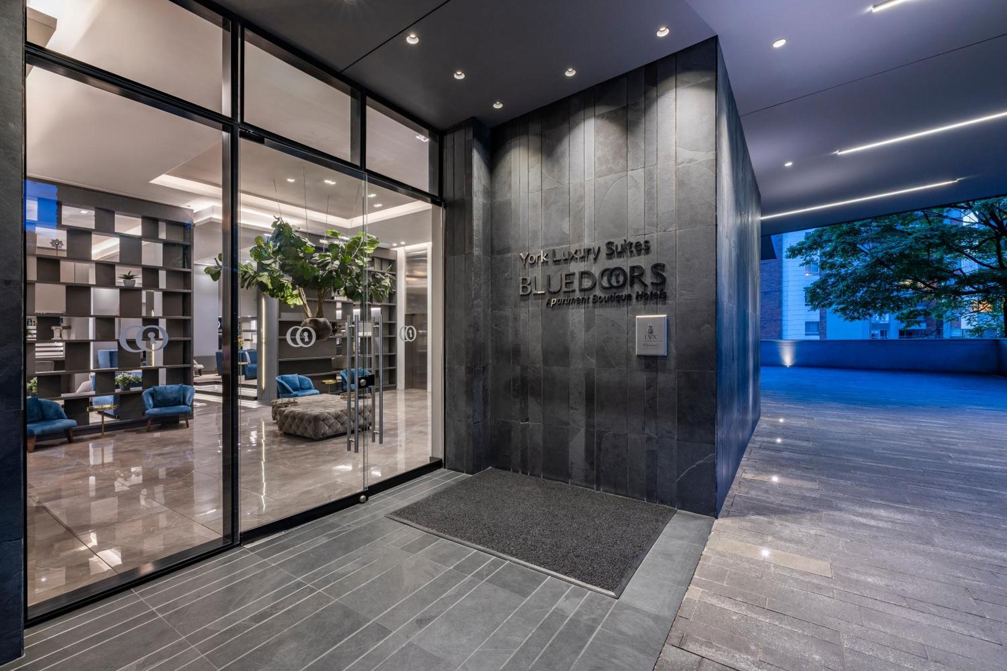 Hotel York Luxury Suites Medellin By Preferred מראה חיצוני תמונה Entrance of Bluecore