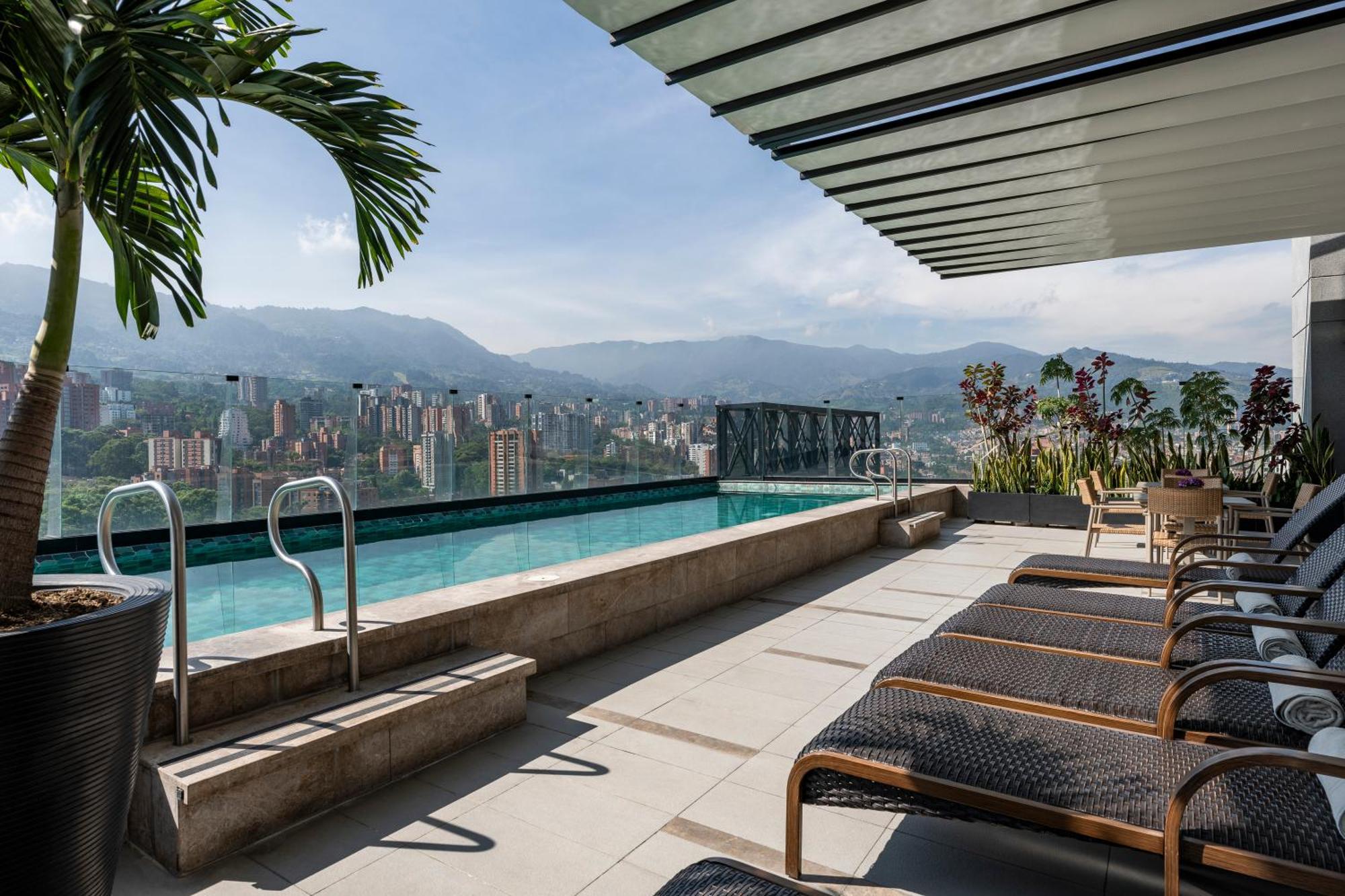 Hotel York Luxury Suites Medellin By Preferred מראה חיצוני תמונה Rooftop pool