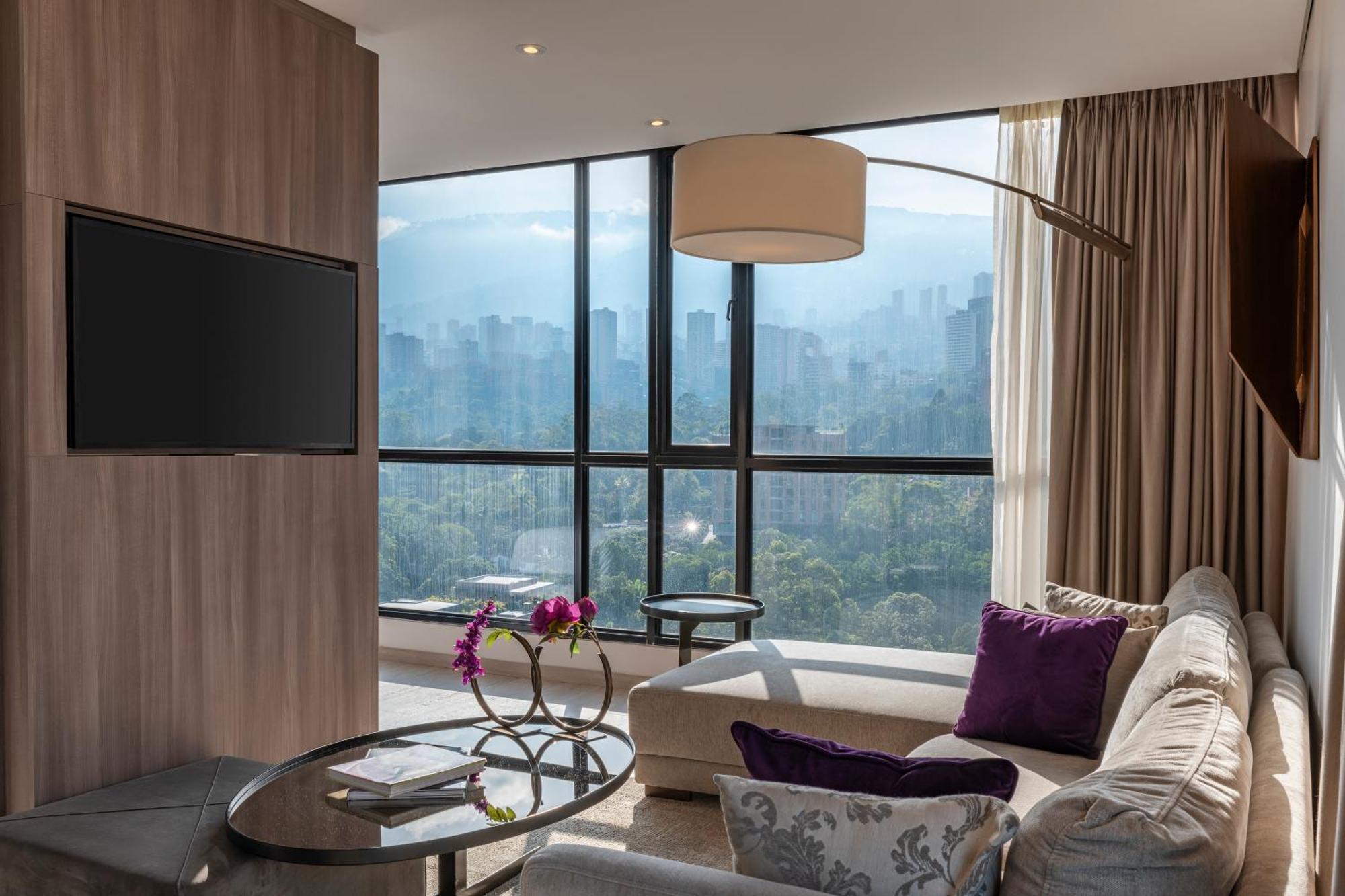 Hotel York Luxury Suites Medellin By Preferred מראה חיצוני תמונה A suite at the hotel