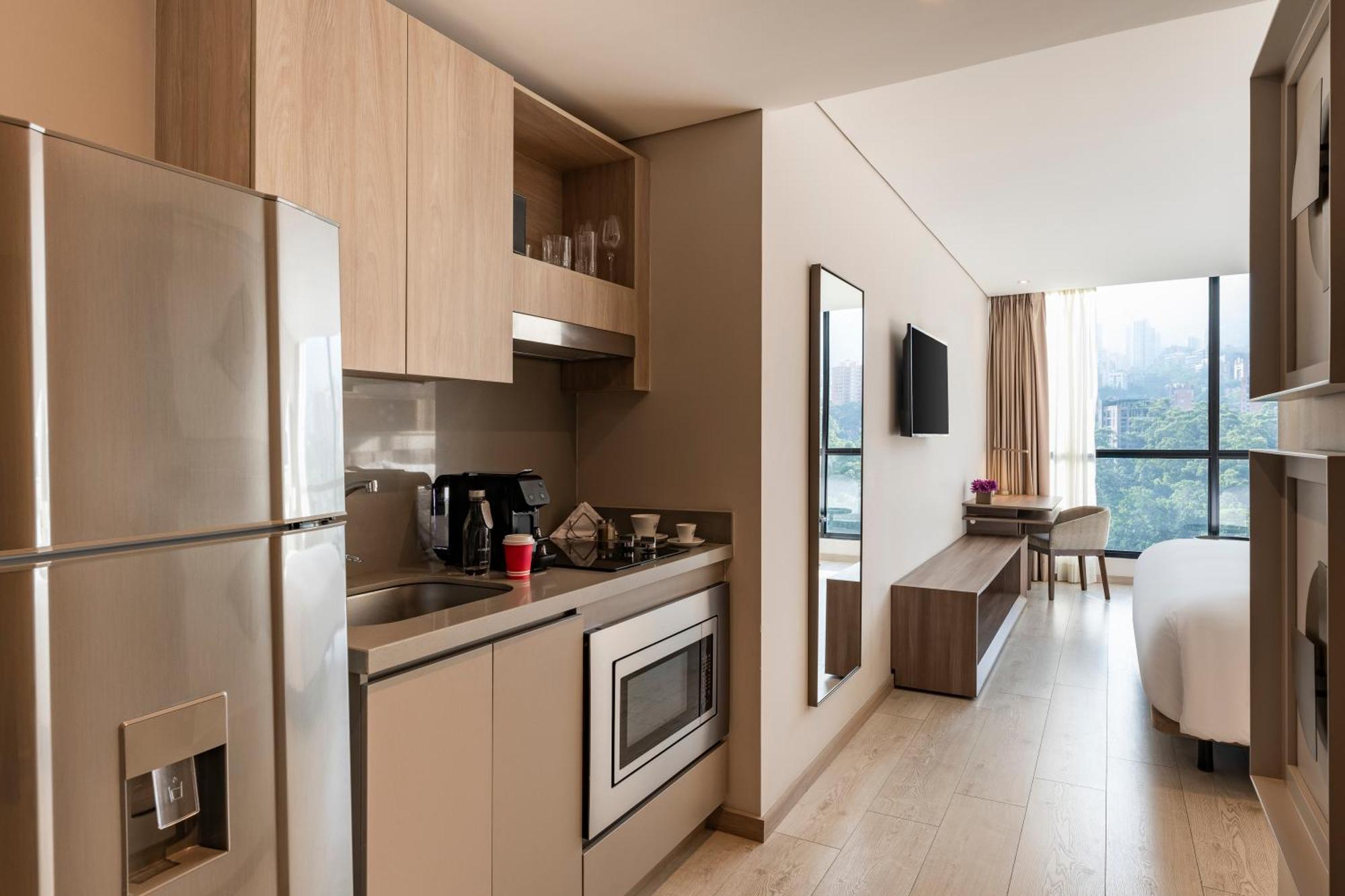 Hotel York Luxury Suites Medellin By Preferred מראה חיצוני תמונה Studio apartment with a kitchenette