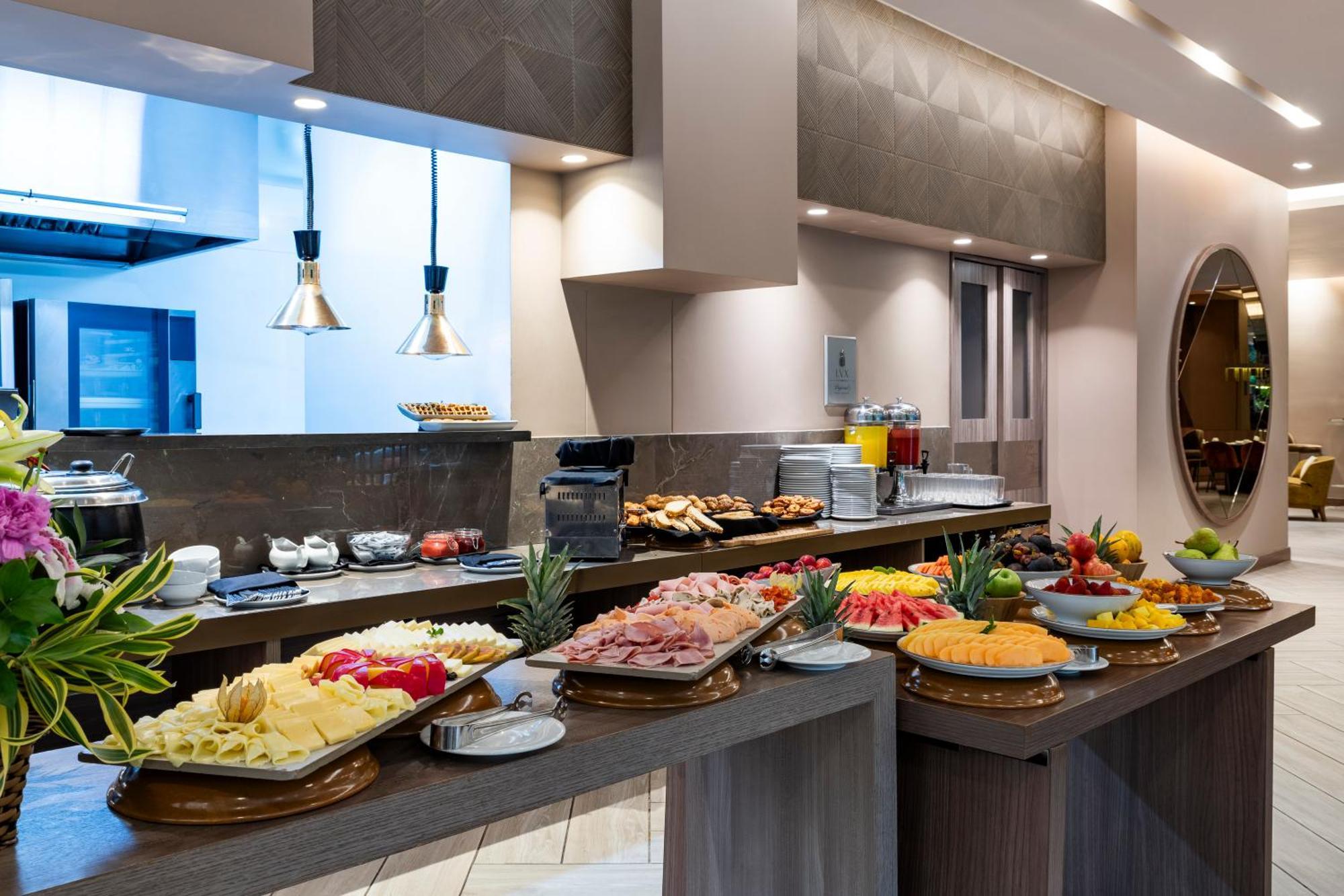 Hotel York Luxury Suites Medellin By Preferred מראה חיצוני תמונה A buffet at a hotel