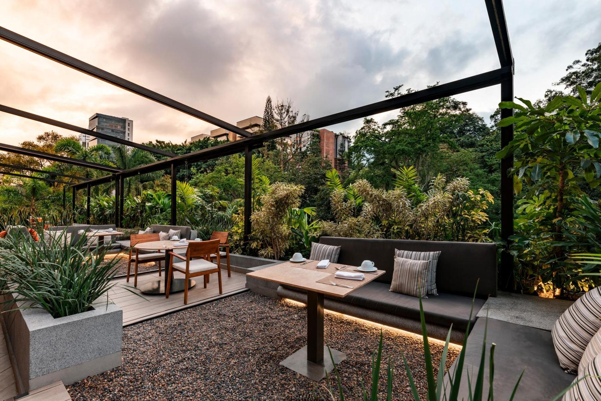 Hotel York Luxury Suites Medellin By Preferred מראה חיצוני תמונה The rooftop garden at the restaurant