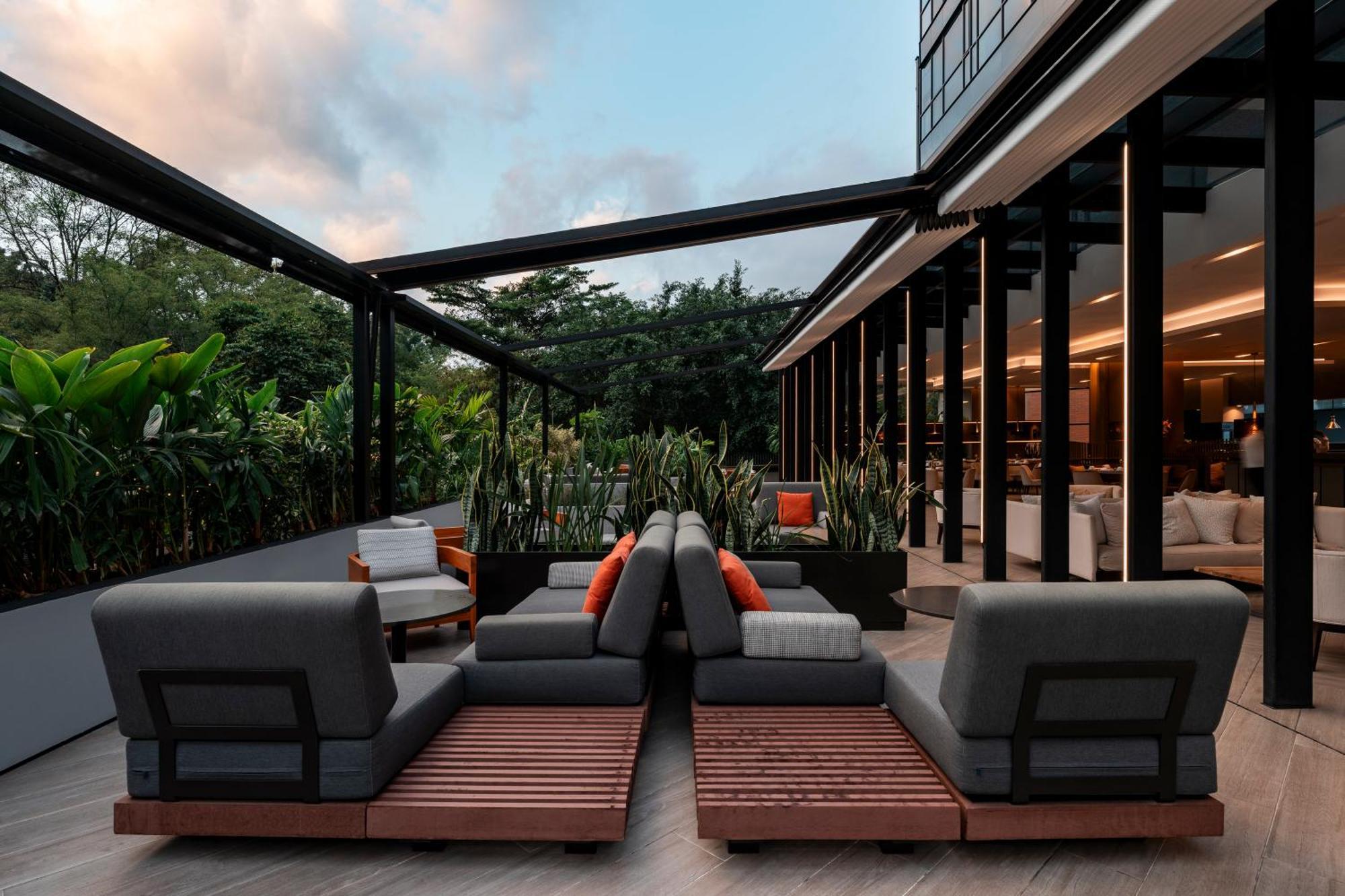 Hotel York Luxury Suites Medellin By Preferred מראה חיצוני תמונה The hotel's rooftop lounge
